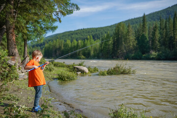 Fototapeta na wymiar little boy fishing