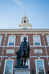 Obraz premium Statue of Benjamin Franklin in front of the Independence Hall