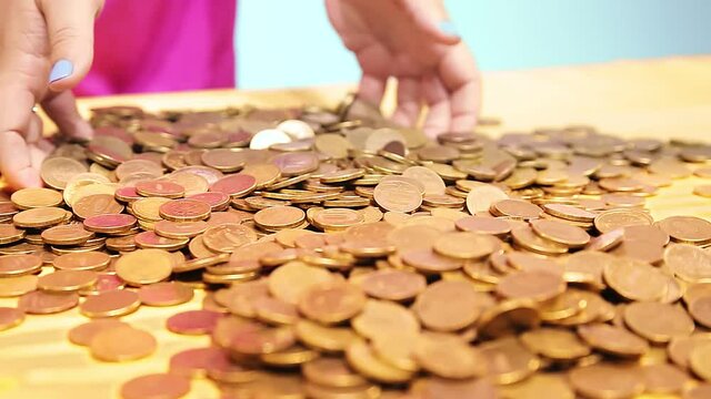 The woman pours coins scattered on the table in her hands. Overall plan
