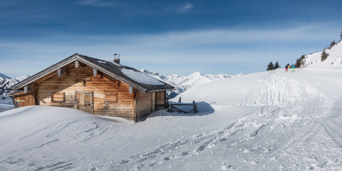 Fototapeta na wymiar Panoramabild Schigebiet mit Skihütte und Schifahrer in Tirol Österreich