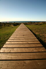 Obraz premium Pasarela de acceso a una playa del Parque Regional de Calblanque, Monte de las Cenizas y Peña del Águila.