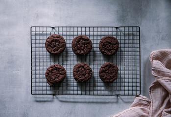 chocolate cookies in cooling rack 