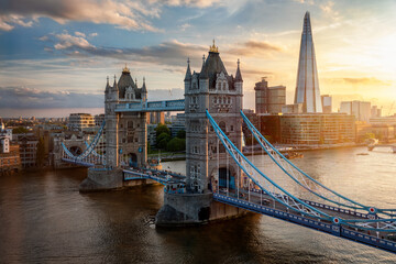 Die berühmte Tower Brücke mit der urbanen Stadtlandschaft von London im Hintergrund bei Sonnenuntergang, Großbritannien