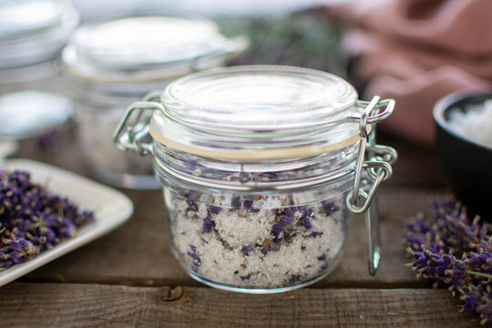 aromatisches Lavendel Badesalz im geschlossenen Einmachglas in Nahaufnahme