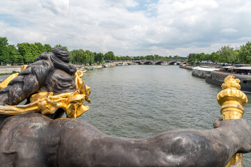 Die Pont Alexandre Brücke ist eine im Stil des Neobarocks errichtete Bogenbrücke über die Seine...