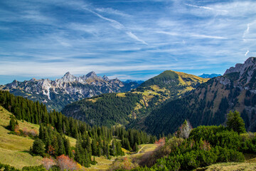 Fototapeta na wymiar Early fall mountain scenery in Tannheimer Tal, Austrian Alps
