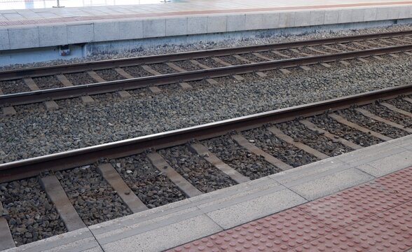 V&iacute;as de tren en estaci&oacute;n de trenes