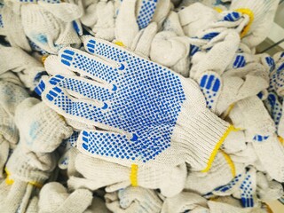 Guantes de trabajo, algodón blanco, en un montón
