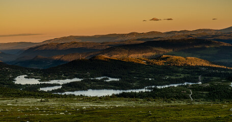 Widok na Góry Skandynawskie w pobliżu szczytu górskiego Gaustatoppen