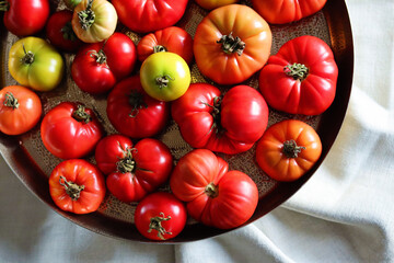 Bunte Tomaten in einer Metallschale