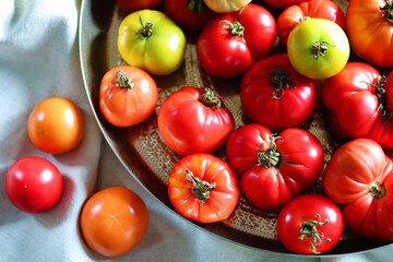 Bunte Tomaten in einer Metallschale