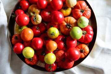 Bunte Tomaten in einer Metallschale