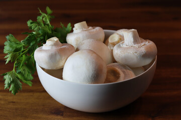 Champignons in einer Schüssel