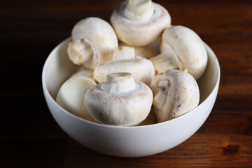 Champignons in einer Schüssel