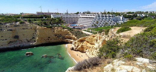 Bellissima spiaggia Vale Covo con Hotel sul mare a Carvoeiro, vicino Portimao