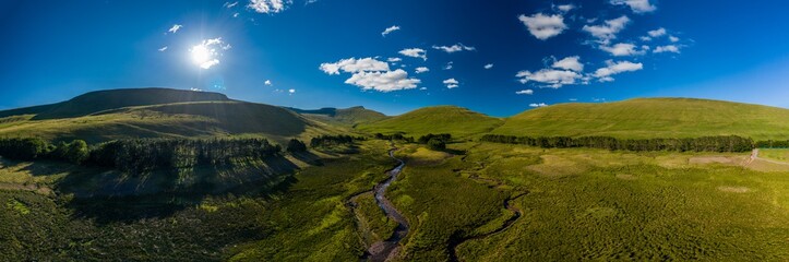 Obraz premium Panoramic aerial view of mountains and a river