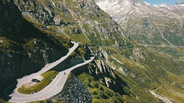 Podr&oacute;ż motorem po krętych g&oacute;rskich ścieżkach w słoneczny letni dzień