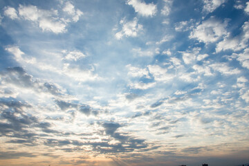 Nubes esponjosas al amanecer