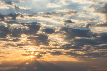 Rayos de luz y sol detrás de las nubes