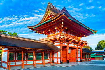 Obraz premium Japan. Kyoto. The Fushimi Inari Shrine. Fushimi Inari Taisha Temple. Pagoda against blue sky. Orange Buddhist temple in Kyoto. Religious buildings of Japan. Architecture Of Japan.