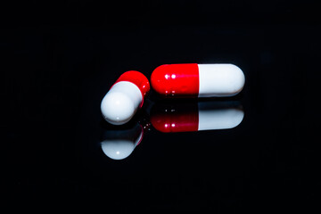 Comprimidos coloridos espalhados na mesa