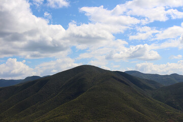 Fototapeta premium Paisaje montañoso de Hierve el Agua en Oaxaca Mexico