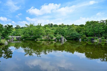 青空バックに新緑に包まれた日本庭園の情景＠大阪