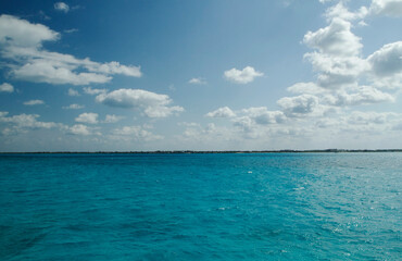 Summer. Seascape. View of the turquoise color water ocean, sea waves and horizon in the Caribbean.