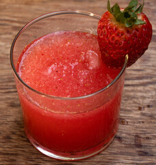 Strawberry drink with vodka and apple to sweeten naturally.