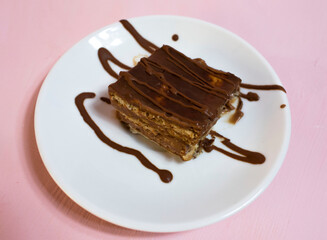 rebanada de torta de galleta o torta pudin sobre fondo de color rosado pastel