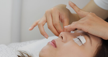 Woman perm her eyelash at beauty salon