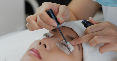 Obraz na płótnie Canvas Woman perm her eyelash at beauty salon