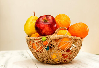Naklejka na ściany i meble cesta de frutas ecológicas, sobre la mesa.