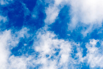 cielo azul,y nubes blancas.