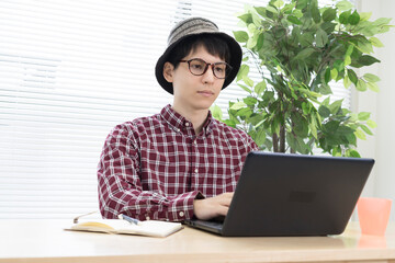 テレワーク　オンライン会議　イメージ　カジュアル　
