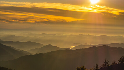 Fototapeta Na zdjęciu widzimy poranek nad szczytami pasma górskiego (Apeniny). Włoski Park Przyrodniczo-Krajobrazowy Campigna. obraz
