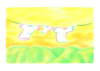 大人のシャツと子供のシャツが干されている、バックはオレンジで緑も見える