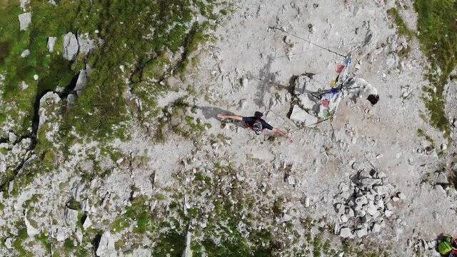 Vetta di montagna ripresa con drone