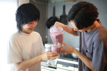 スムージーを飲むカップル