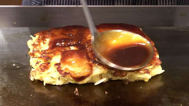 お好み焼き  作り方  調理プロセス4  ソース 4K /  Cooking Okonomiyaki. Process 4. Japanese food. 4K