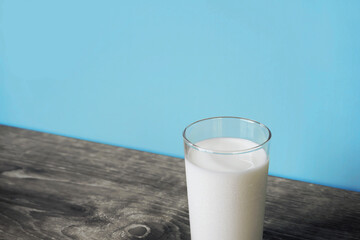 A glass of milk on the table. テーブルの上のグラス一杯の牛乳	