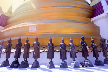 Obraz premium Buddha images are placed in large numbers according to Buddhist beliefs