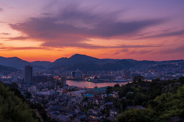 稲佐山中腹から望む長崎市の朝焼け