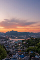 稲佐山中腹から望む長崎市の朝焼け