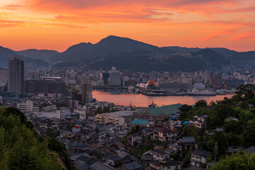 稲佐山中腹から望む長崎市の朝焼け