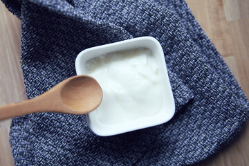 自然光の差し込む窓辺とヨーグルトの入った四角い器