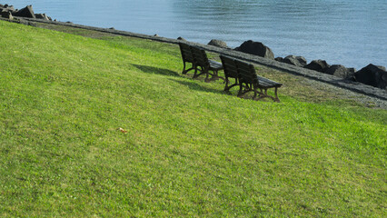 湖畔のベンチ