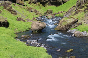 Kvernufoss Wasserfall im Süden Islands nahe des bekannten Skógafoss Wasserfalls in der kleinen Ortschaft Skógar