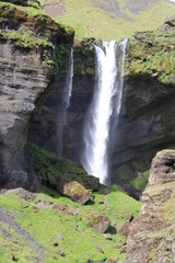 Obraz premium Kvernufoss Wasserfall im Süden Islands nahe des bekannten Skógafoss Wasserfalls in der kleinen Ortschaft Skógar