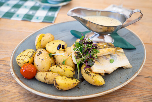 Zanderfilet mit Kartoffel und Senfso&szlig;e
